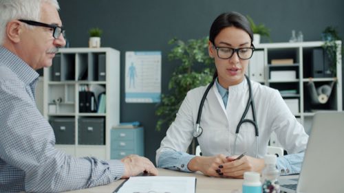 Arzt im Beratungsgespräch mit einer Patientin